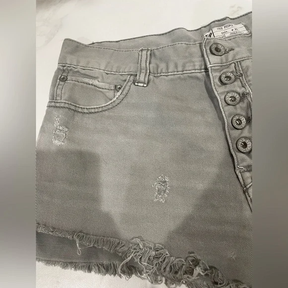 Free People button fly distressed short ACCEPTING OFFER - Picture 6 of 8